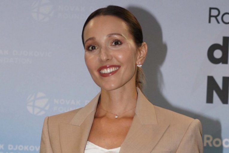 JELENA ĐOKOVIĆ u pink haljini oduševila sve: U zagrljaju Novaka pokazala SAVRŠEN letnji stajling detalj privukao posebnu pažnju (FOTO)