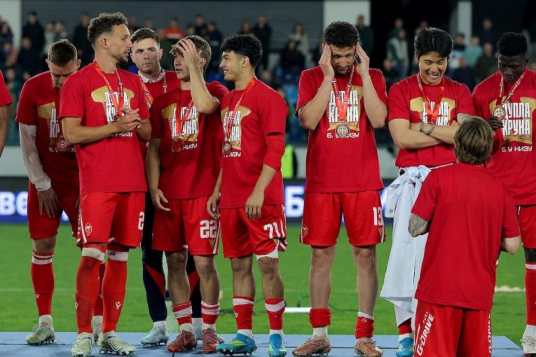 ZVEZDA - OFK: Crveno beli podižu pehar Superlige!