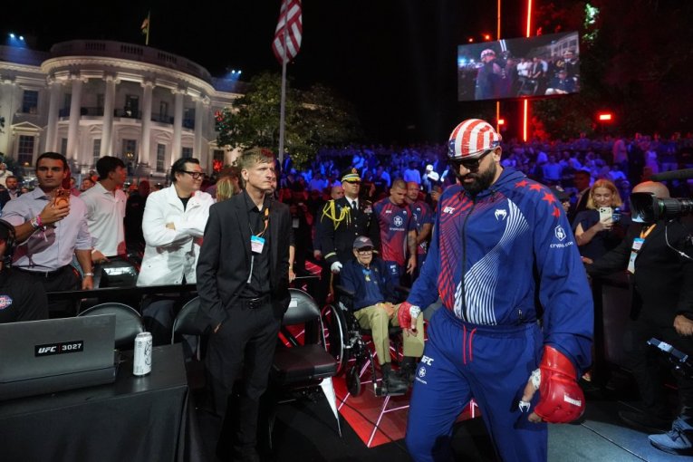 "ONA JE MUŠKARAC!" Amerikanac pomenuo majku svog rivala, a zgrozio sve izjavom o nekadašnjoj prvoj dami Amerike (VIDEO)