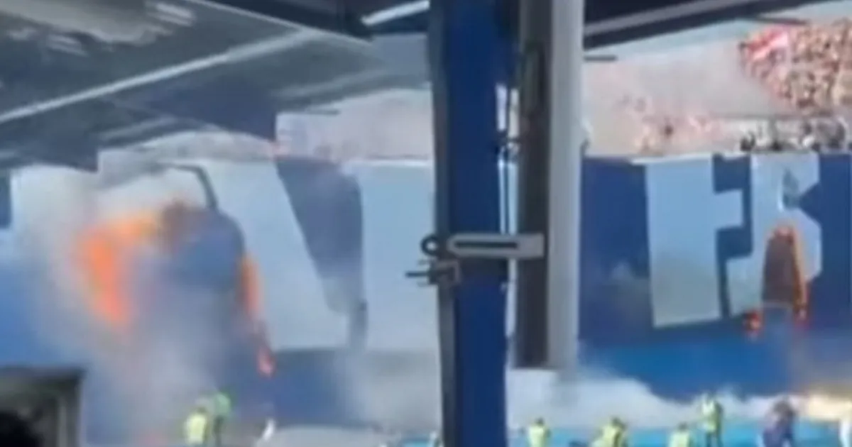 Zapaljena najveća zastava Bed Blu Bojsa: Haos na derbiju Dinamo - Hajduk, požar je podmetnut?
