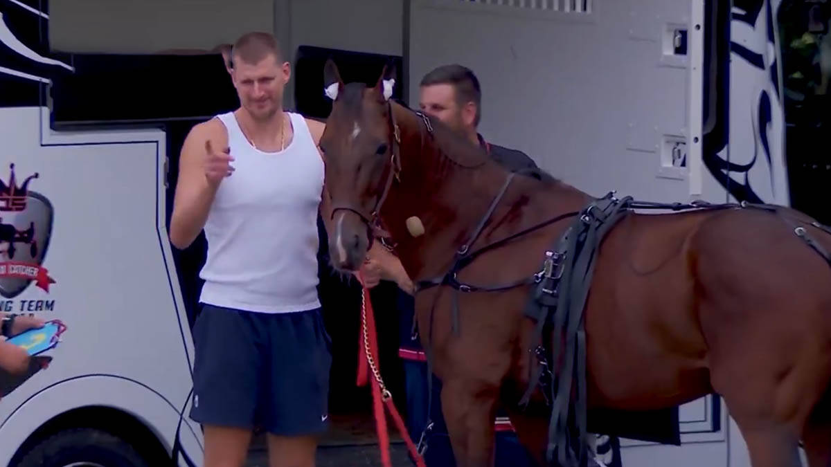 Jokić otišao u drugi deo Srbije: Pred meč sa Bosnom i Hercegovinom se pojavio na konjičkim trkama