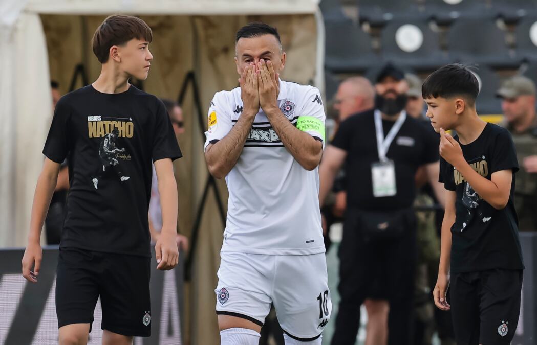 NATHO PLAKAO KAO MALO DETE! Emotivne scene u Humskoj - kapiten Partizana ide u penziju, emocije ga slomile prilikom izlaska na teren!
