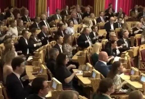 NESTVARNA SCENA U SKUPŠTINI! Pogledajte kako su poslanici podržali svoje fudbalere na Mundijalu! Ovaj snimak obilazi planetu! VIDEO