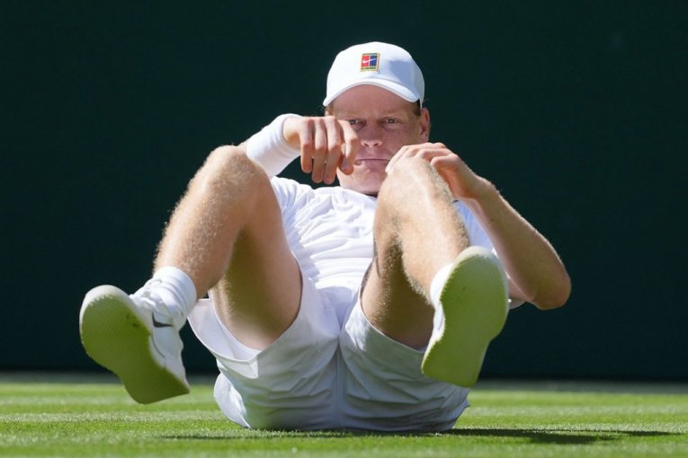 NOVAK ĐOKOVIĆ GLEDA I NE VERUJE: Janik Siner pobegao od Srbina pred polufinale Vimbldona