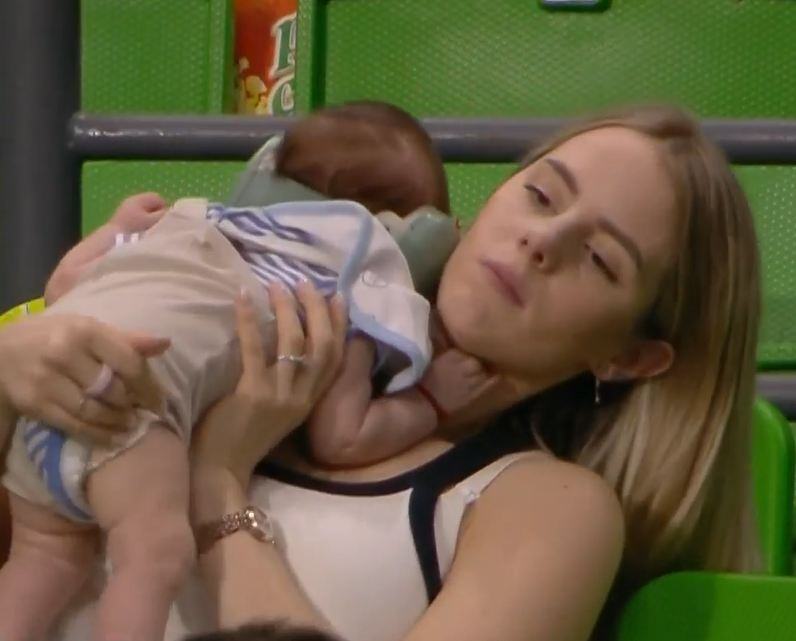 PRESLATKA SCENA NA PARTIZANOVOM MEČU: Lepa srpska odbojkašica sa sinom bodrila crno-bele