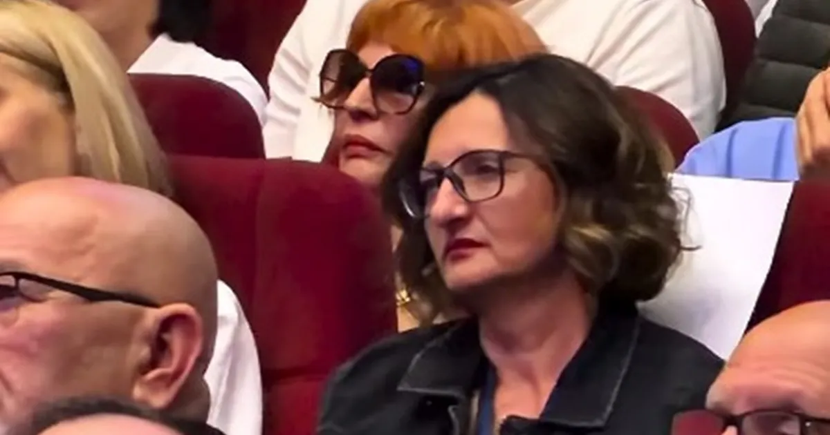 Supruga Duška Vujoševića u suzama tokom oproštajnog govora njegovog profe: Emocije u Ulcinju