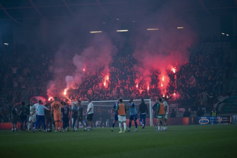 SKANDAL U SLOVENIJI! Prekinut veliki derbi! Golman pogođen bakljom, a to nije najgore od svega... (VIDEO)