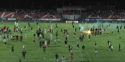 Haos u Kragujevcu: Navijači upali na teren i tukli svoje igrače, FSS brutalno kaznio Radnički (VIDEO)