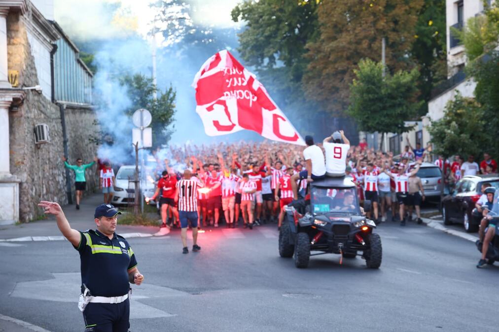 NAVIJAČI CRVENE ZVEZDE POSLALI PORUKU PRED VAŽAN MEČ U NEDELJU: Podsetili na važnost pobede i setili se legendarnog vođe Delija