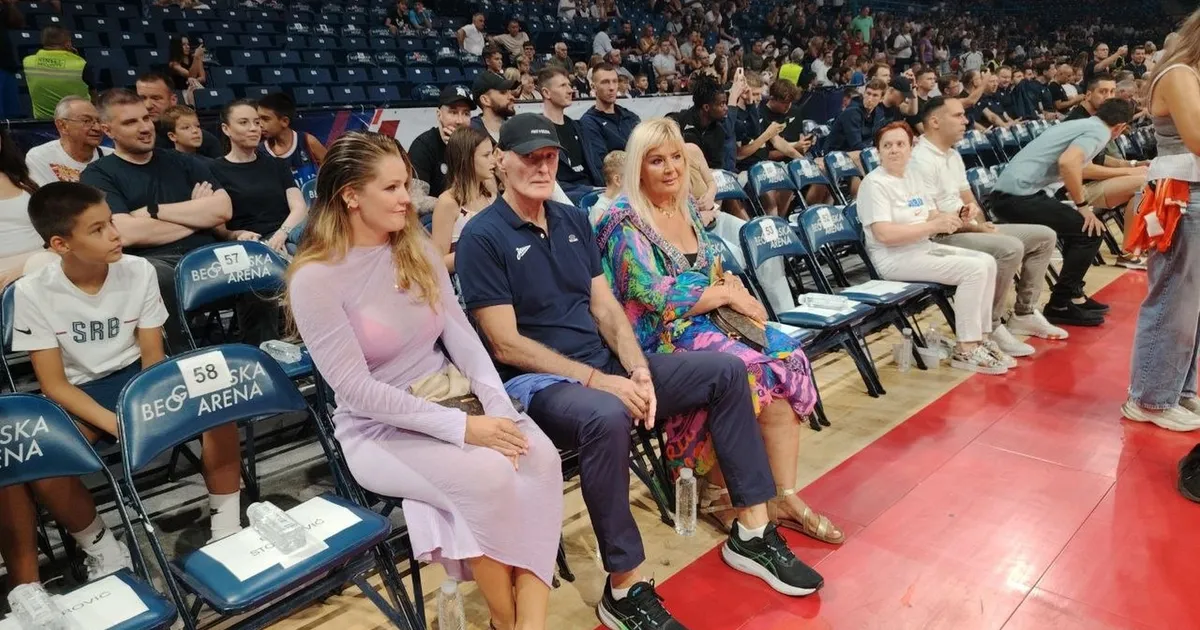 "Šef stanice" stigao u Arenu da gleda Srbiju protiv Islanda: Čuveni trener opet tu, čeka utakmicu s Partizanom