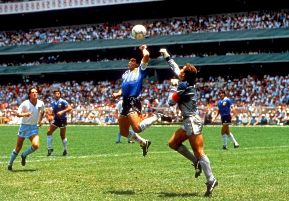 U OVOM DRESU JE PRIMIO NAJPOZNATIJI GOL SVIH VREMENA! I nakon 40 godina to je jedan od najkontroverznijih trenutaka u istoriji fudbala! Komad opreme se prodaje