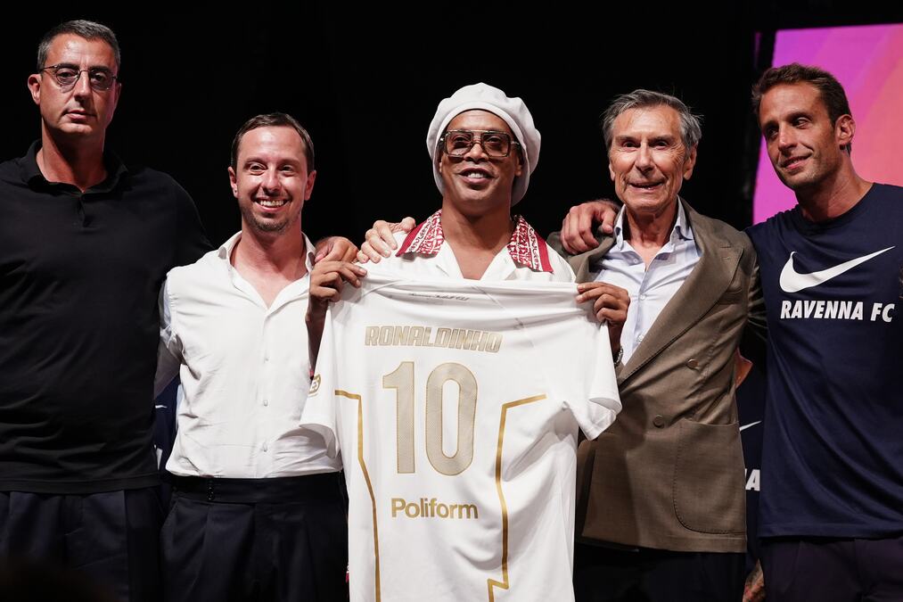 DETONACIJA - RONALDINJO SE VRAĆA FUDBALU! Legendarni Brazilac potpisao ugovor i predstavljen je u novom klubu: U formi sam i sanjam da postignem svoj 300. gol!