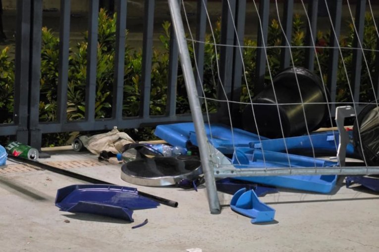 OZBILJNA LOMLJAVA! Pogledajte kako izgleda mesto gde je došlo do tuče delija s policijom! (FOTO GALERIJA)