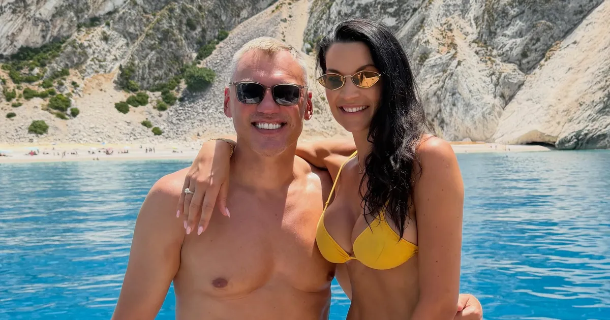 Jasikevičijus ne propušta odmor u Grčkoj: Slikao se sa prelepom suprugom u bikiniju, vrištao sa prozora