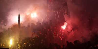 Brutalna tuča navijača Partizana i Zvezde! Gađali se bakljama, sevali noževi, jedan automobilom krenuo na masu