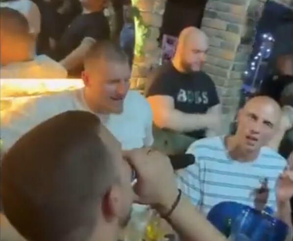 NIKOLA JOKIĆ IZGRLIO POZNATOG PEVAČA U KAFANI! Somborac izašao u provod sa saigračima, kada je čuo ovu pesmu...