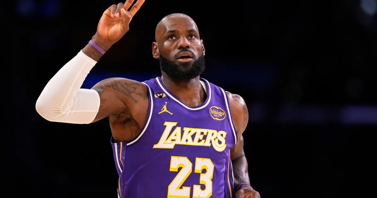 BOMBA IZ NBA! LeBron ne završava karijeru! Kralj menja tim, poslao poruku Lejkersima koja je sve šokirala