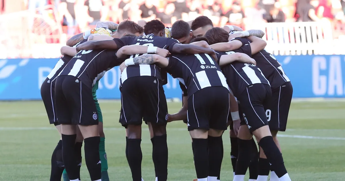 Fudbaleri Partizana protiv OFK Beograda u posebnim majicama, kao omaž cuvenom finalu LŠ protiv Real Madrida
