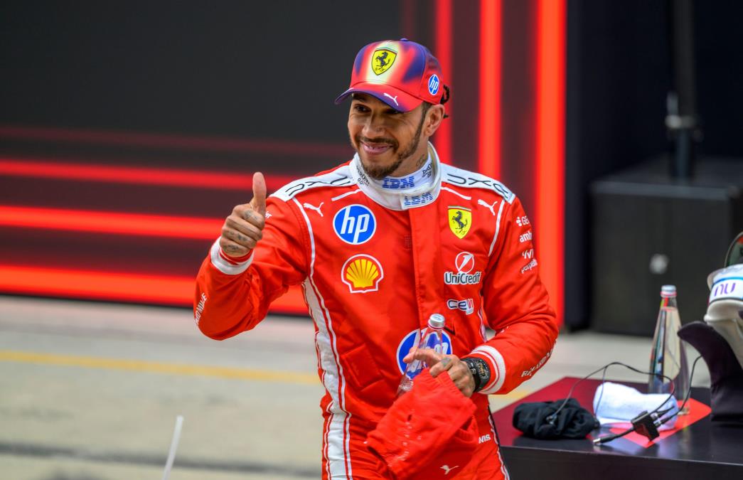 LEGENDARNI BRITANAC PREKINUO CRNI NIZ: Hamilton u Barseloni zabeležio prvu pobedu u Ferariju