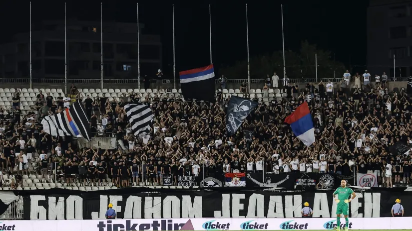 Svi kao jedan: Navijači došli da podrže Partizan, skandirali Saši Iliću