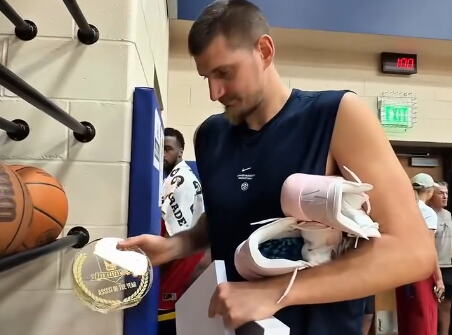 JOKIĆEVA REAKCIJA JE APSOLUTNI HIT! Srbin dobio NBA nagradu, pogledao trofej i MRTAV HLADAN izgovorio samo OVO! (VIDEO)