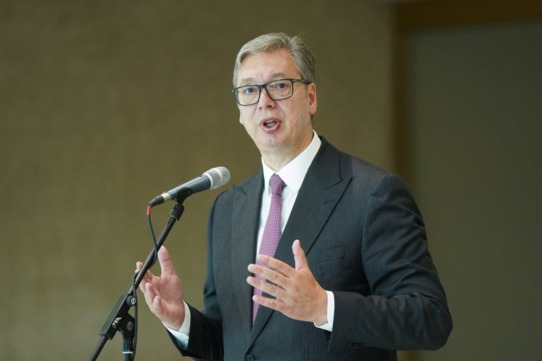 "POKAZALI STE ZAŠTO NAS CEO SVET POŠTUJE I PREPOZNAJE KAO ŠAMPIONE"! Vučić čestitao mladim košarkašima osvajanje srebra na SP!(FOTO)