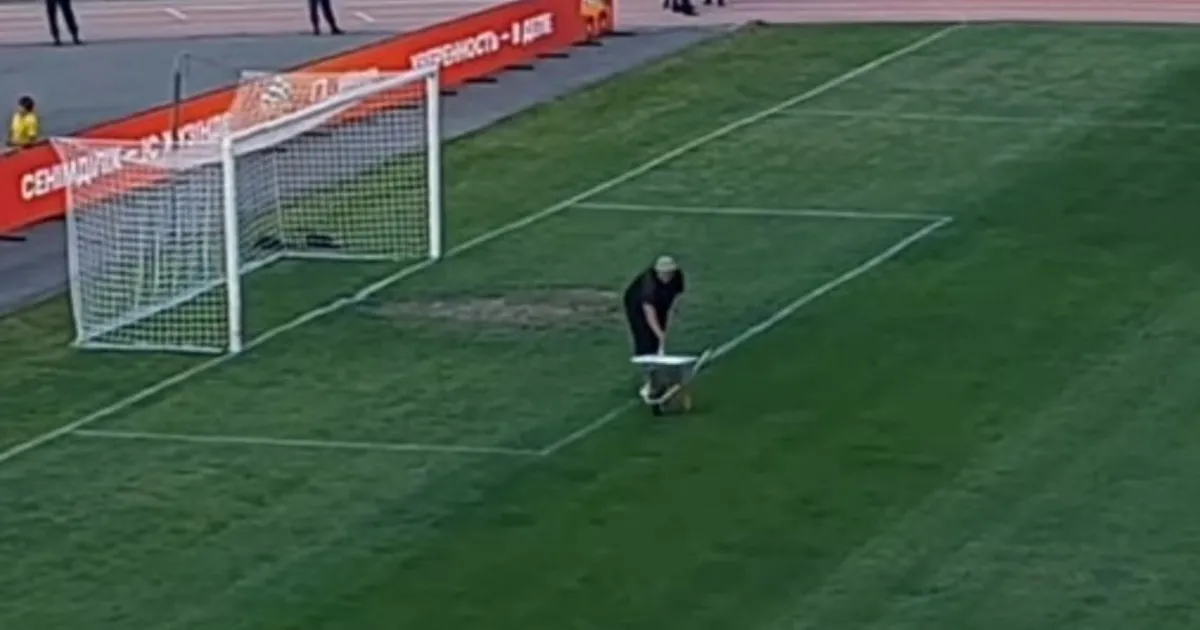 Nestvarne scene pred Tobol - Partizan: Čovek uzeo četku i kolica u ruke, pa krenuo da kreči linije na terenu