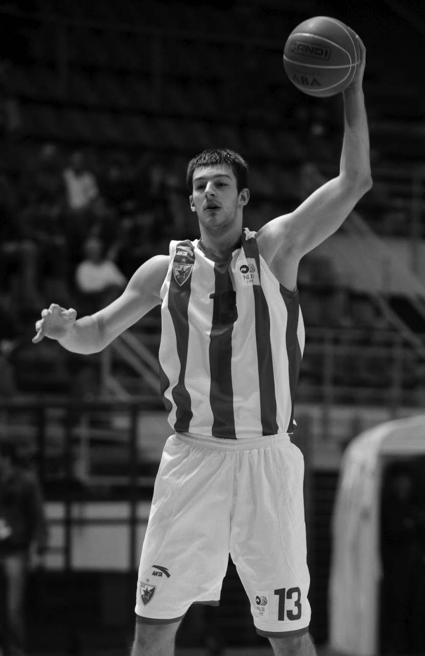 Da kamen zaplače: Navijači AEK-a doneli dres preminulog Stevana Jelovca na finale Lige šampiona