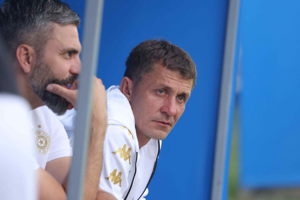 PARTIZAN RAZBIO NAFTU - TRENER ZADOVOLJAN: Saša Ilić otkrio koji igrač ga je oduševio na pripremama